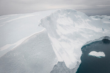  Enormes icebergs flotando sobre el mar desde punto de vista aéreo