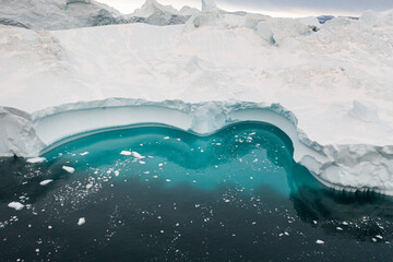 Wall Mural - Enormes icebergs flotando en el mar desde punto de vista aéreo.