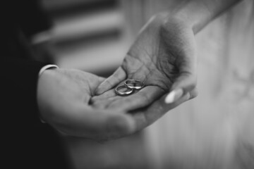 Poster - wedding rings on hands