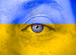 Augen voller Traurigkeit in Ukraine Farben 