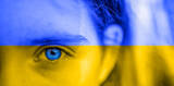 Fototapeta  - Panorama Kinder Augen voller Traurigkeit in Ukraine Farben 