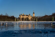 Blick auf das Schweriner Schloss und Schlossgarten im Winter