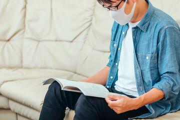 Poster - 待合室で雑誌を読む男性患者
