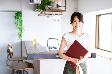 Wall Mural - カフェで働く若い女性スタッフ