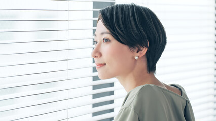 Poster - 窓から外を眺めるビジネスウーマン