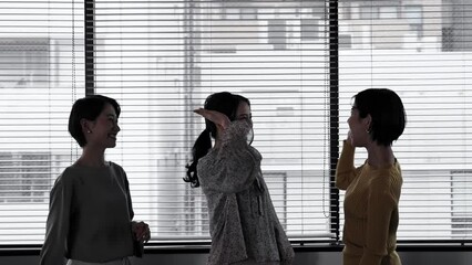 Aufkleber - ハイタッチする女性グループのシルエット