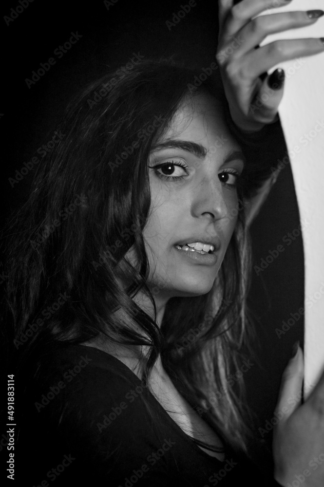 Photo Stock Black and white portrait of a beautiful Italian girl with ...
