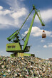 Ein Kran im Osthafen von Frankfurt am Main in einer Recycling- und Sammelstelle für Altglas