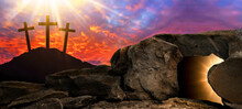 Ostern Religiöser Hintergrund Grußkarte - Kreuzigung Und Auferstehung Jesus Christus In Golgatha (Golgota), Mit Hell Erleuchterter Grabstätte Und Drei Kreuzen