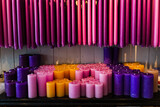 Fototapeta  - Kolorowy zestaw świec ozdobnych i zapachowych, różowe, fioletowe, czerwone, żółte 