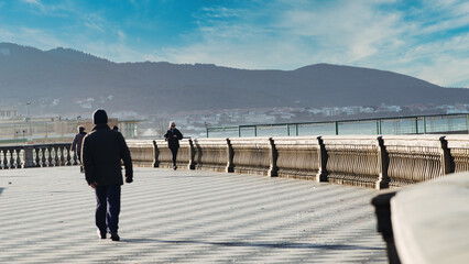 Sticker - passeggiata in riva al mare