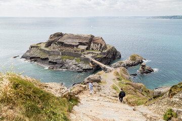 Accès périlleux pour descendre vers la ruine d'un fort construit sur un îlot à l'entrée d'une baie. Fort des Capucins, presqu'île de Crozon