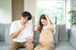 © buritora - スマホを見る妊婦と男性（悩む）