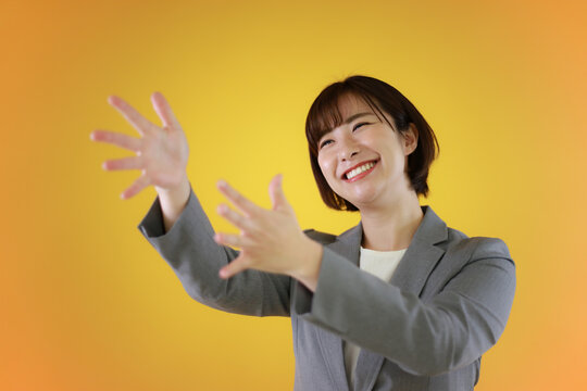 	手話を話す女性「拍手」
