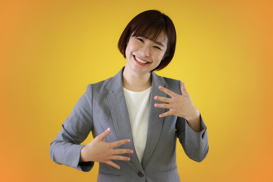 手話を話す女性「嬉しい」「楽しい」