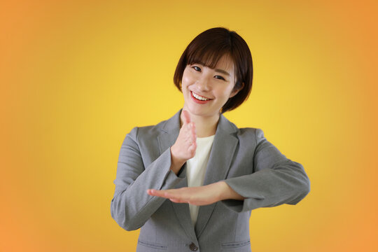 手話を話す女性「ありがとう」