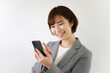 © yamasan - スマートフォンを持つ女性