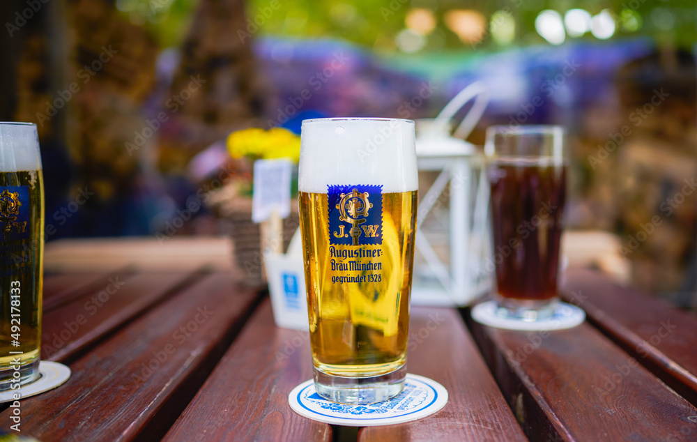 Foto de Stock Augustiner Helles Bier Glas halber liter im Biergarten m Sommer trinken