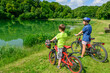 © ARochau - Zwei Teenager genießen eine kurze Pause am See bei einer Radtour