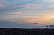 Smugi za startującym samolotem o zachodzie słońca