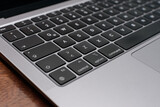 Notebook, detalle de parlantes, teclado y trackpad. Oficina en el hogar.