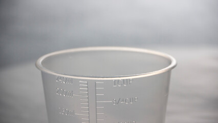 Vaso medidor de plástico transparente