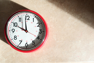 Red clock showing the time