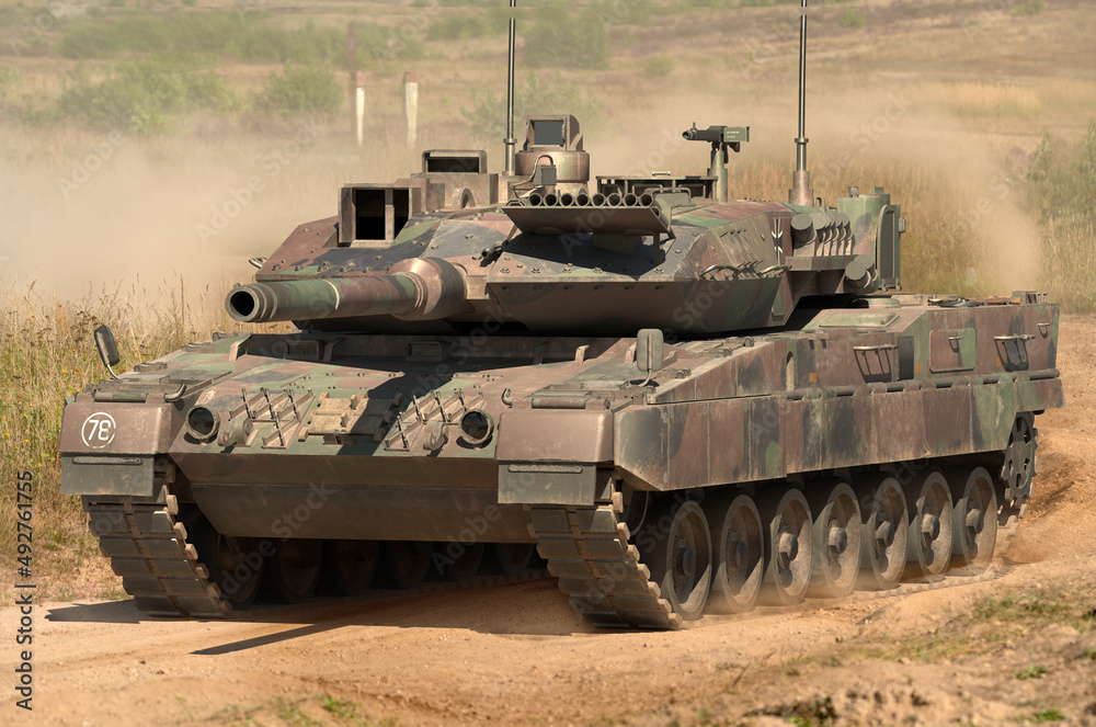 Foto German Leopard 2A7 tank on the military training ground do Stock ...