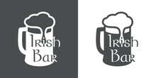 Día De San Patricio. Logotipo Con Texto Irish Bar En Silueta De Jarra De Cerveza Con Espuma En Espacio Negativo En Fondo Gris Y Fondo Blanco