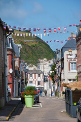 Wall Mural - Yport, Dorfansicht mit Falaise d'Aval im Hintergrund, Seine-Maritime, Normandie, Frankreich. 