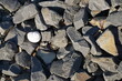 Stapel grauer Steine mit weißer Schnecke in der Abendsonne im Winter