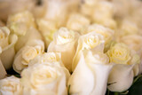Fototapeta Kwiaty - Białe róże na targu kwiatowym