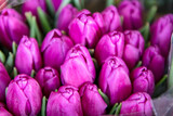Fototapeta Tulipany - Świeże tulipany na targu kwiatowym
