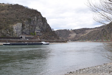 Canvas Print - gefährliche Felsen ragen aus dem Rhein, südlich der Loreley, ein Frachtschiff in der schmalen Fahrrinne