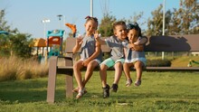 Niños Felices Amigos Hermanos Combinados Vestidos Igual Amistad Divertidos Disfrutando Sentados Jugando En El Parque En Una Banca Al Aire Libre En Juegos Infantiles