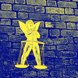żółty anioł na tle niebieskiego ceglanego muru jako symbol zwycięstwa Ukrainy