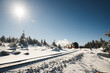 Dampflok Zug fährt durch eine verschneite Winterlandschaft mit Schnee auf dem Brocken in Deutschland