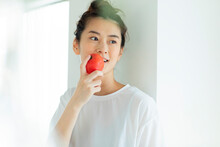 果物を食べる健康的な女性