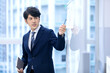 © amanaimages - プレゼンするビジネスマン