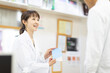 © amanaimages - 薬の説明をする薬剤師