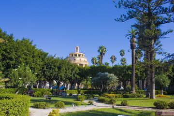 View through palm trees of Pantheon building (Chiesa di San Tommaso al Pantheon) in Syracuse, Italy, Sicily