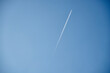 samolot, odrzutowiec, na tle niebieskiego nieba, smuga kondensacyjna