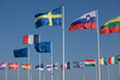 ensemble de drapeaux de l'union européenne. Au centre, le drapeau de l'Europe et le drapeau français. Un beau ciel bleu en arrière plan