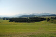 landschaft im allgäu, ostallgäu mit wiesen, häusern, bergen wäldern im sommer, panorama aussicht