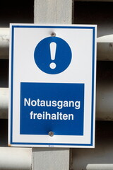 Wall Mural - Schild Notausgang  freihalten, Deutschland