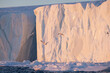 formas y texturas de icebergs extremos en el circulo polar artico