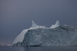 Grandes icebergs flotando sobre el mar en el circulo polar artico.