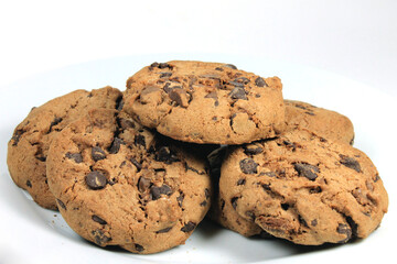 Canvas Print - Closeup of chocolate chip cookies inside white plate on white background