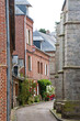 Typische Gasse neben der Kirche Saint-Martin in Veules-les-Roses an der Alabasterküste der Normandie, Frankreich