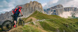Mężczyzna podziwia widoki w górach Dolomitach . Rower górski z napędem elektrycznym w górach środkiem transportu